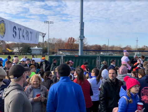 A crowd gathers ready to race in the 2021 Turkey Trot.