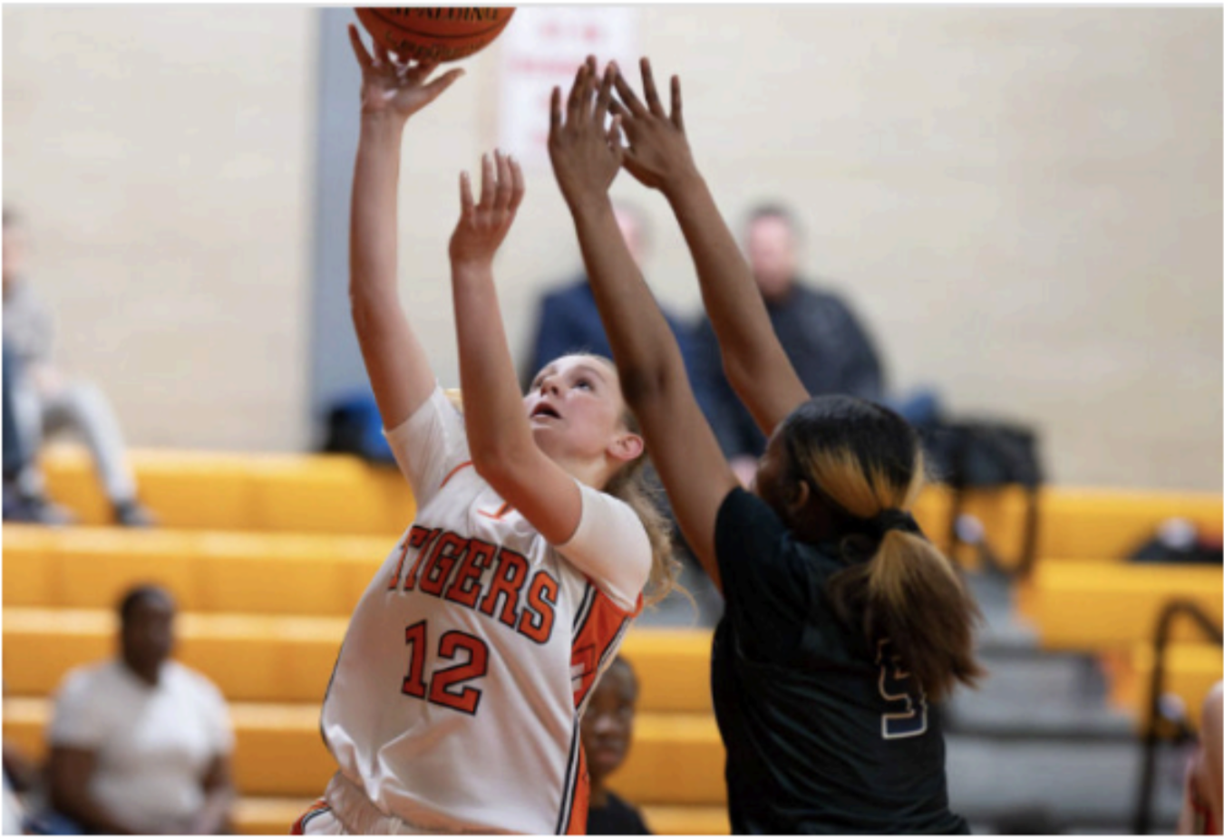 Sarah Sherman (’26) making a game winning shot.