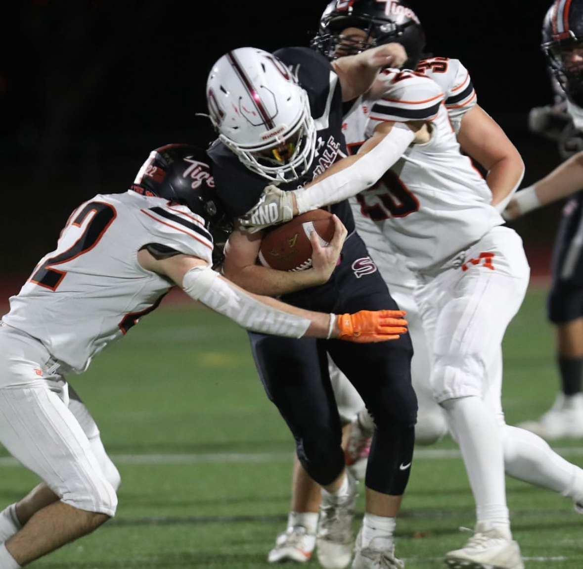 The Mamaroneck Tigers beat The Scarsdale Raiders 17-14. 